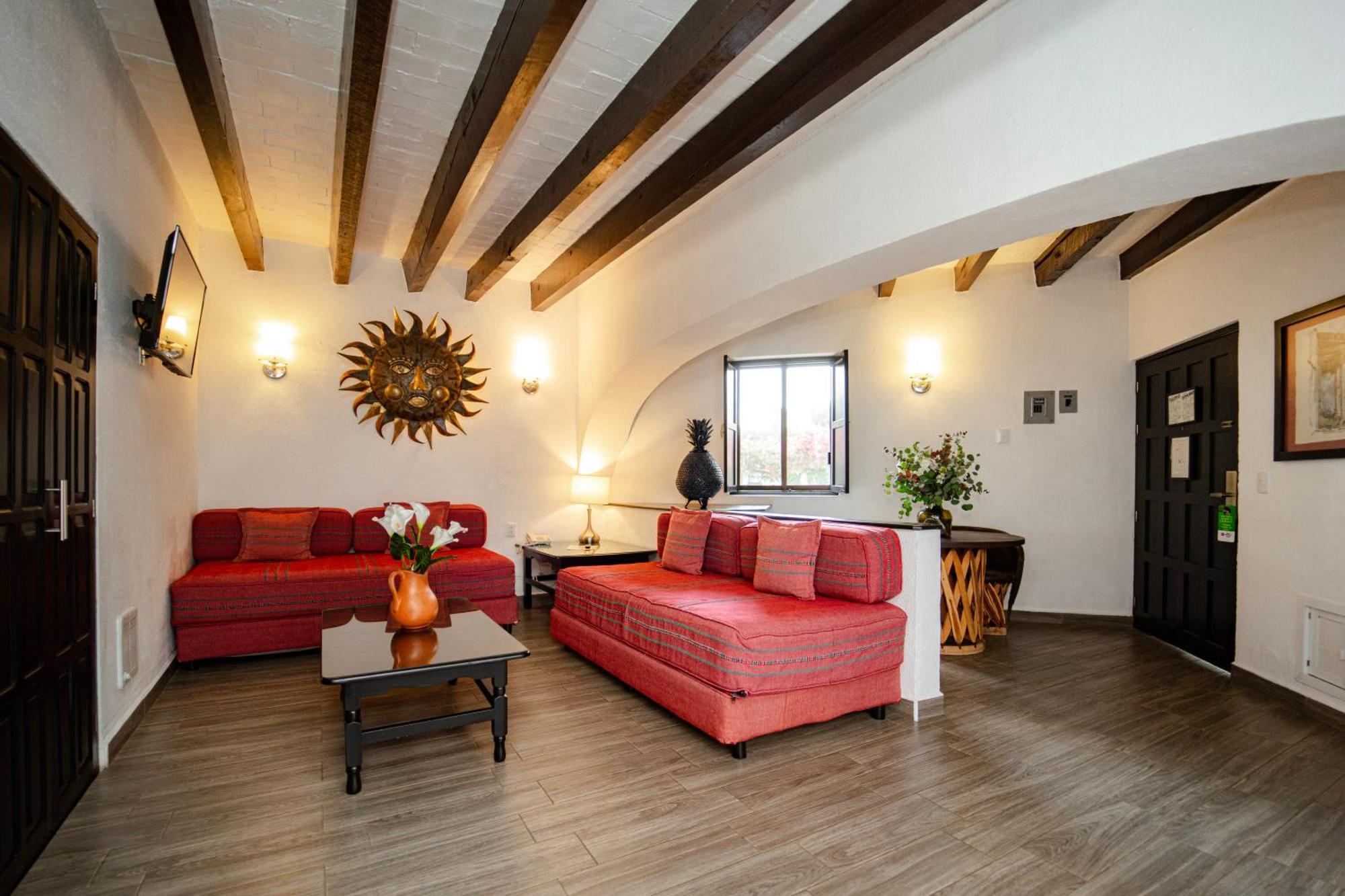 Best Western Plus Posada De Don Vasco Patzcuaro Exterior photo The living room of a typical apartment