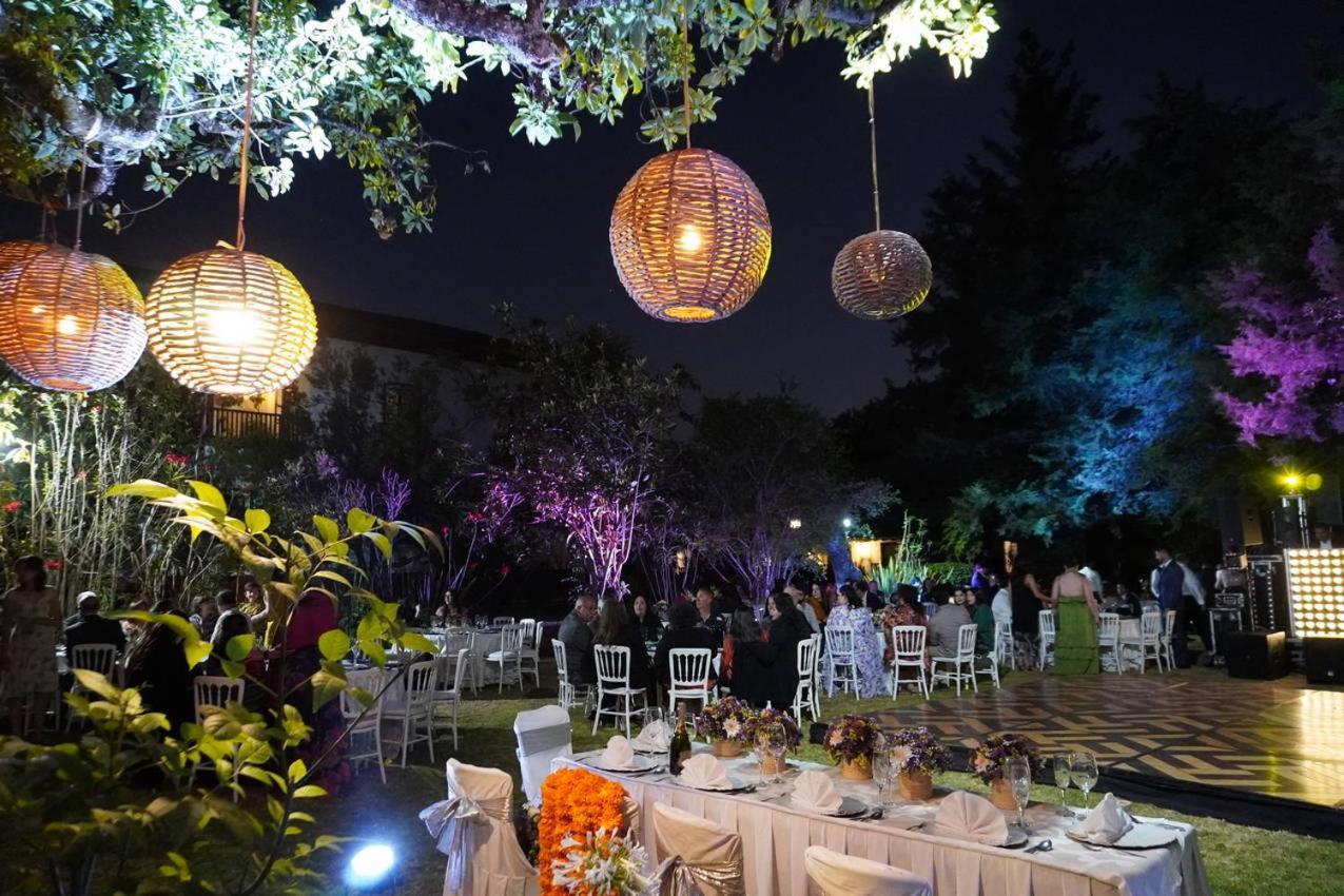 Best Western Plus Posada De Don Vasco Patzcuaro Exterior photo A wedding reception at the garden of the hotel