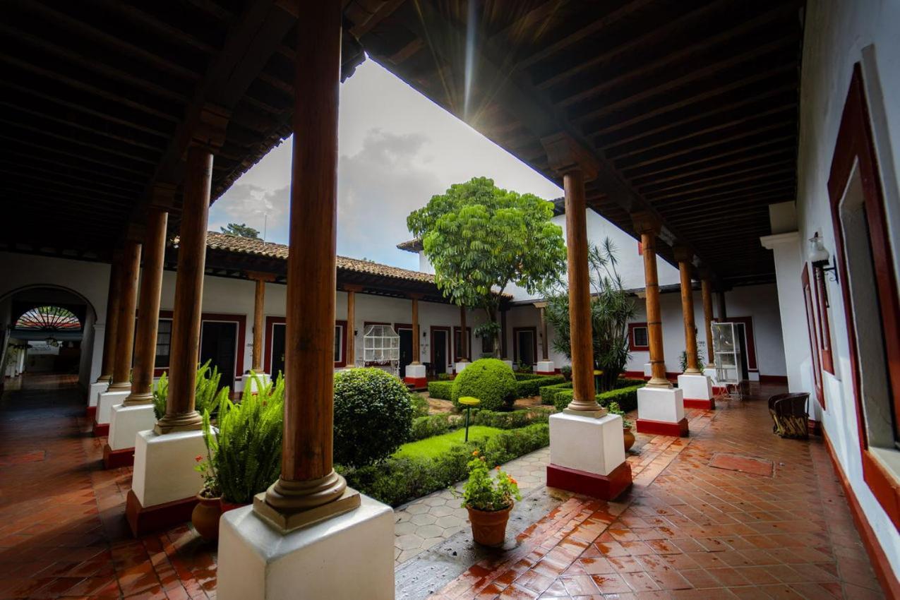 Best Western Plus Posada De Don Vasco Patzcuaro Exterior photo Patio of the house